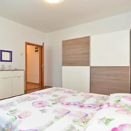 Apartment Fuer 5 Personen Ca 80 Qm In Liznjan, Istrien Suedkueste Von Istrien Liznjan